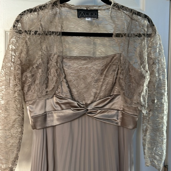 Two piece top bottles, 100% polyester with a satin lining with a lace jacket - Picture 6 of 7